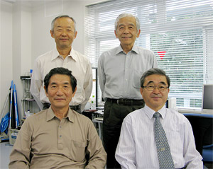 国際貢献を目指すシンスタージャパンの伊藤社長（前列左）ら