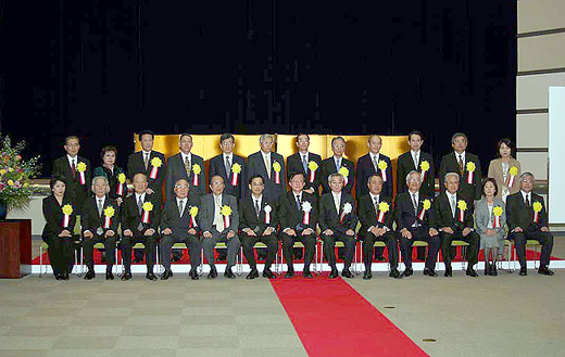 hln200910220101 2009年度「薬事功労者厚生労働大臣表彰式」での記念写真