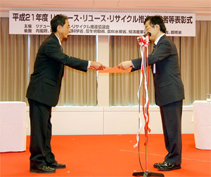 hln200910260301 表彰状を受け取る小田島氏(左)
