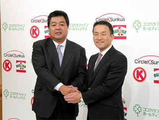 hln200912220201 塚本社長(右)と中村社長