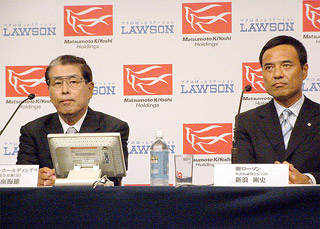 hln200912250102 業務提携を発表するマツキヨHDの松本会長兼CEO(左)とローソンの新浪社長CEO(8月24日)