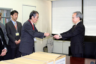 外口保険局長に陳情書を手渡す日本東洋医学会の寺澤会長