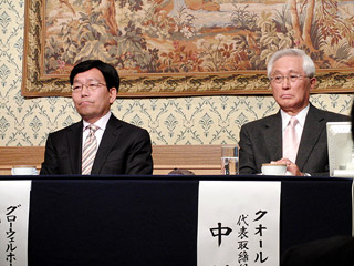 hln201002030101 会見するグローウェルHD高田社長(左)とクオール中村社長