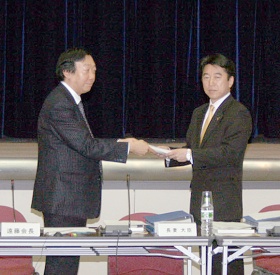 y10793_01-01 足立政務官(右)に答申書を手渡す遠藤会長