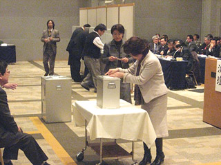 hln201003020301 副会長選の投票をする代議員