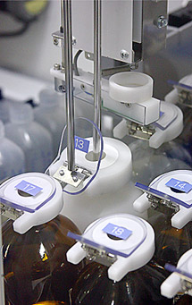 kkk201003260502 目的の水剤瓶からノズルで薬品を吸収するアクアロボ