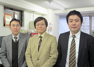 kkk201003310101 左から出田部長、安藤社長、シニアシステムエンジニアの西川氏