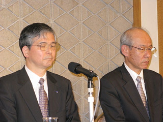 会見する田辺三菱製薬・土屋社長（左）とバイファ・藤井社長