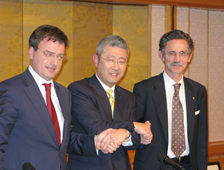 hln201006010201 握手を交わす、左からシャーメイユ、田村、ショカの各氏