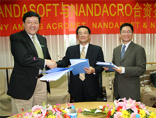 hln201006110101 資本参加で合意するNANDASOFTの劉氏(左)、ACRONETの中森氏(中央)