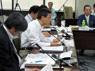 hln201006110301 事業の説明をする千村課長