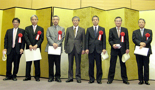 hln201006150301 堀内会長を囲む日本病院薬剤師会賞と病院薬学受賞者