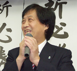 支援者に謝意を述べる藤井氏