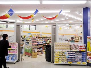 hln201007210102 店舗入口すぐ左側に生鮮コンビニが組み込まれた
