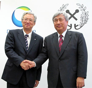 hln201008030201 握手する中山社長(左)と柴理事長