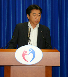 hln201008240101 会見する足立政務官