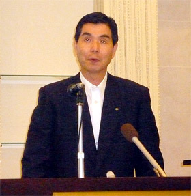 会見する吉田社長