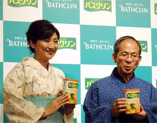 hln201009030301 古賀社長(右)と新CMキャラクターの松下由樹