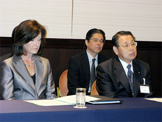 hln201009160101 左からタナー社長、荒井社長