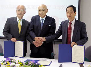hln201009210201 左から長坂東薬学長、臼井東京医大学長、水野工学院大学長