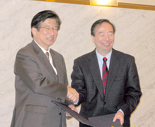 hln201012200201 握手をする川勝知事(左)と清家塾長