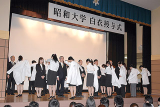 hln201012270102 多くの大学で実務実習を前に白衣授与式が行われた(写真は昭和大学)