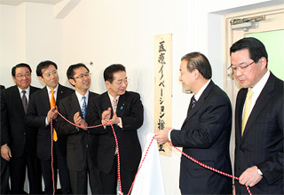 hln201101110101 医療イノベーション推進室の看板除幕式