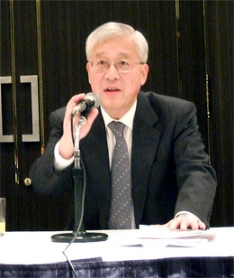 hln201102170101 経緯を説明する川邊専務理事