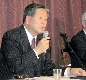 hln201103030301 説明する透明性TFの福原委員長