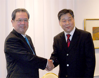 hln201103100101 業務提携を締結して握手する三木田氏(左)と劉氏