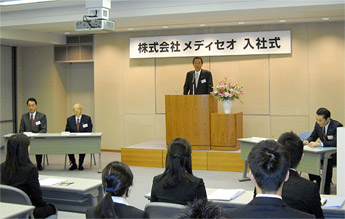 hln201104050301 入社式であいさつする渡辺メディセオ社長