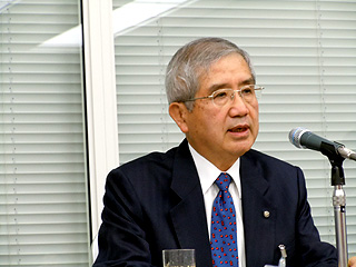 会見する上原社長 会見する上原社長