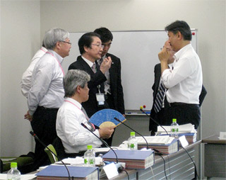 hln201105190301 会議を中断して調整を図る委員と厚労省