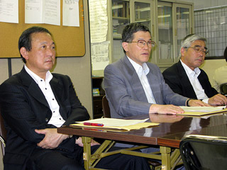 hln201105200301 会見する岩淵専務理事(中央)