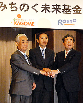 基金設立で会見する(左から)カゴメの喜岡浩二会長、ロート製薬の山田会長兼CEO、カルビーの松本晃会長兼CEO