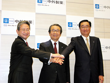 (左から)小坂新社長、永山社長、上野副社長