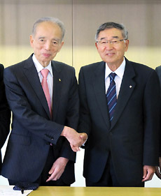 ウエルシアHDの鈴木会長（左）と明薬大の久保理事長