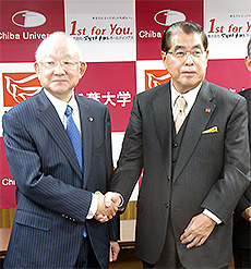 握手する千葉大学齋藤学長(左)と松本氏