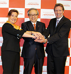 伊藤氏(中央)とアルテア社のマグダ氏(左)、フランソワ・フェレ取締役(右)