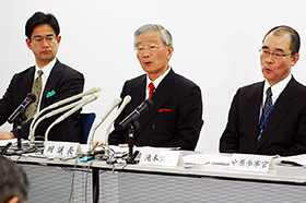 会見する岡議長(中央)