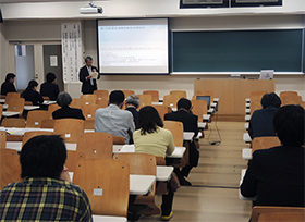 薬局薬剤師や大学関係者らが集まり開かれた第1回目の講演会