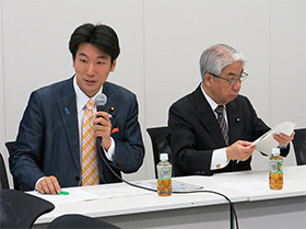 橋本岳事務局長(左)と尾辻会長