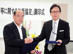 握手を交わす笠井学長(左)と林院長