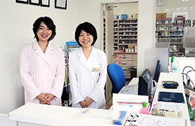 管理薬剤師の入田さん(右)ら薬局のスタッフ