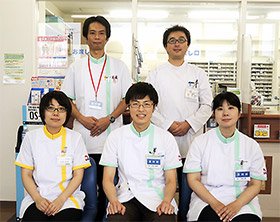 スタッフの皆さん(前列中央が管理薬剤師の高橋さん)