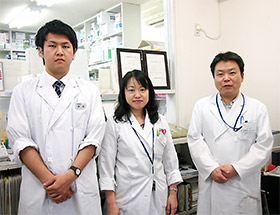 スタッフの皆さん(右が管理薬剤師の水野さん)