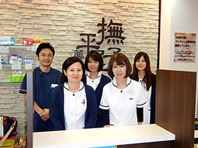 スタッフと宮本さん(前列右)