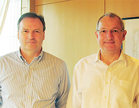 シュミッツCEO(右)とマーケティング担当責任者のトニー・ジョーンズ氏