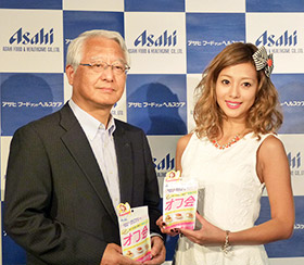 唐澤社長(左)とイメージモデルの木下ココ