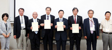 中央4人が漢方生薬ソムリエ認定者